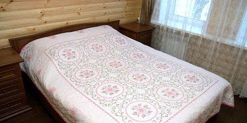 спальная комната — двухместная кровать и покрывало ручной работы